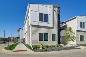Exterior - Rooftop Oasis: Downtown Des Moines Townhome (Des Moines)