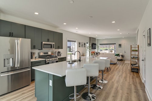 Rooftop Oasis: Downtown Des Moines Townhome