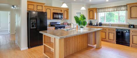 Fridge, microwave, stovetop, dishwasher