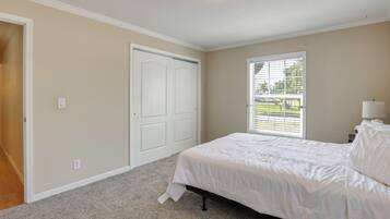 4 bedrooms, iron/ironing board, Internet, bed sheets