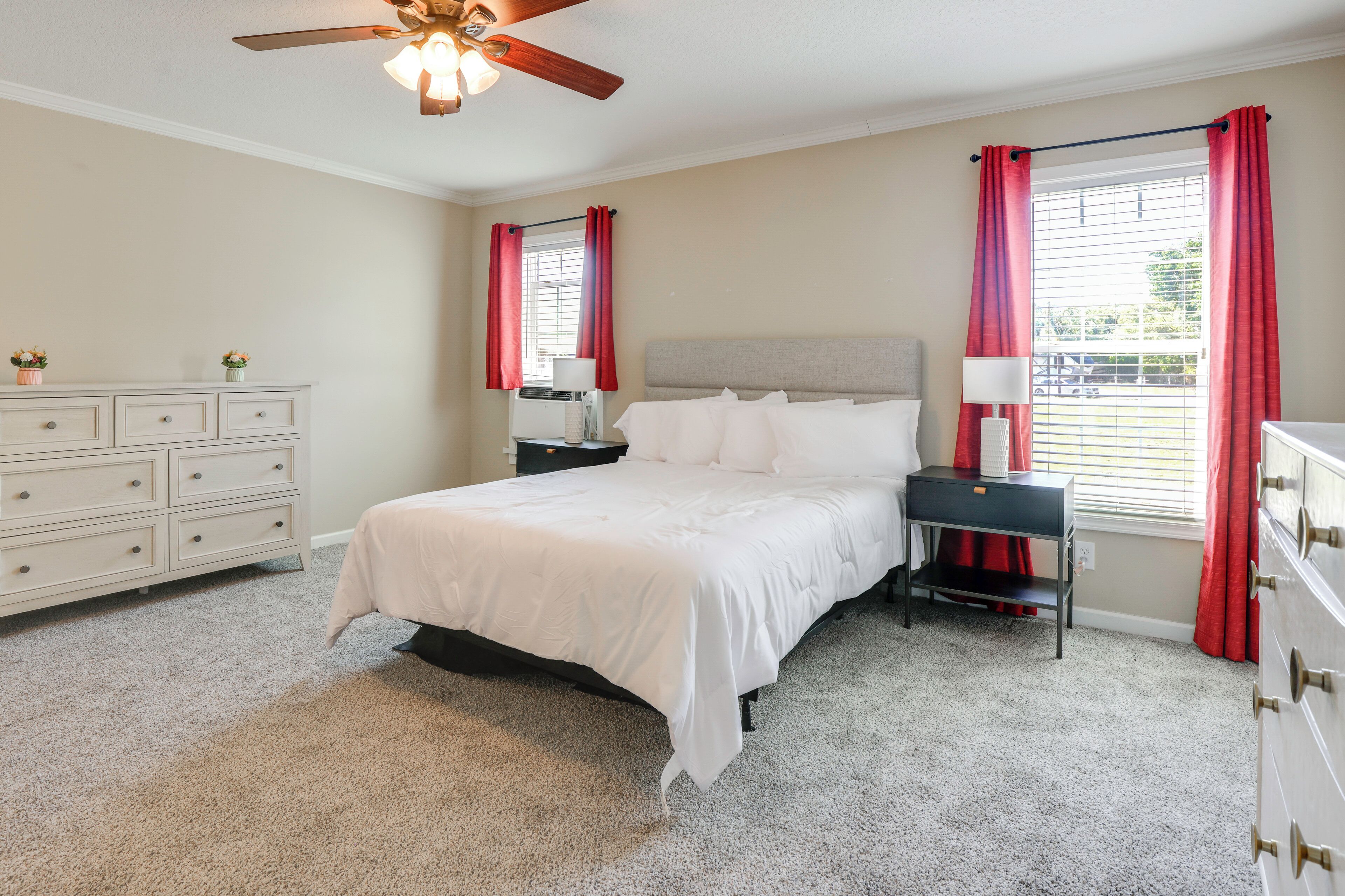4 bedrooms, iron/ironing board, internet, bed sheets