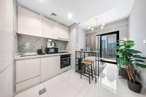 Fridge, microwave, oven, stovetop - Free housekeeping visits during your stay - StayShort - 1 Bed in Business Bay with Modern Amenities that Sleeps 4 (Business Bay)