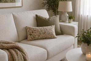 Standard Room | Living area - Cloud Nine Suites (Toronto)