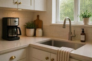 Standard Room | Private kitchen - Cloud Nine Suites (Toronto)