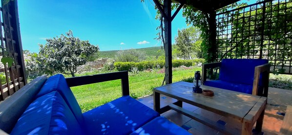 Departamento, vista al jardín | Restaurante al aire libre