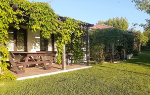 Departamento, vista al jardín | Restaurante al aire libre