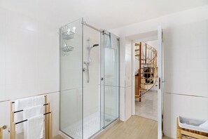 Shower, hair dryer, towels