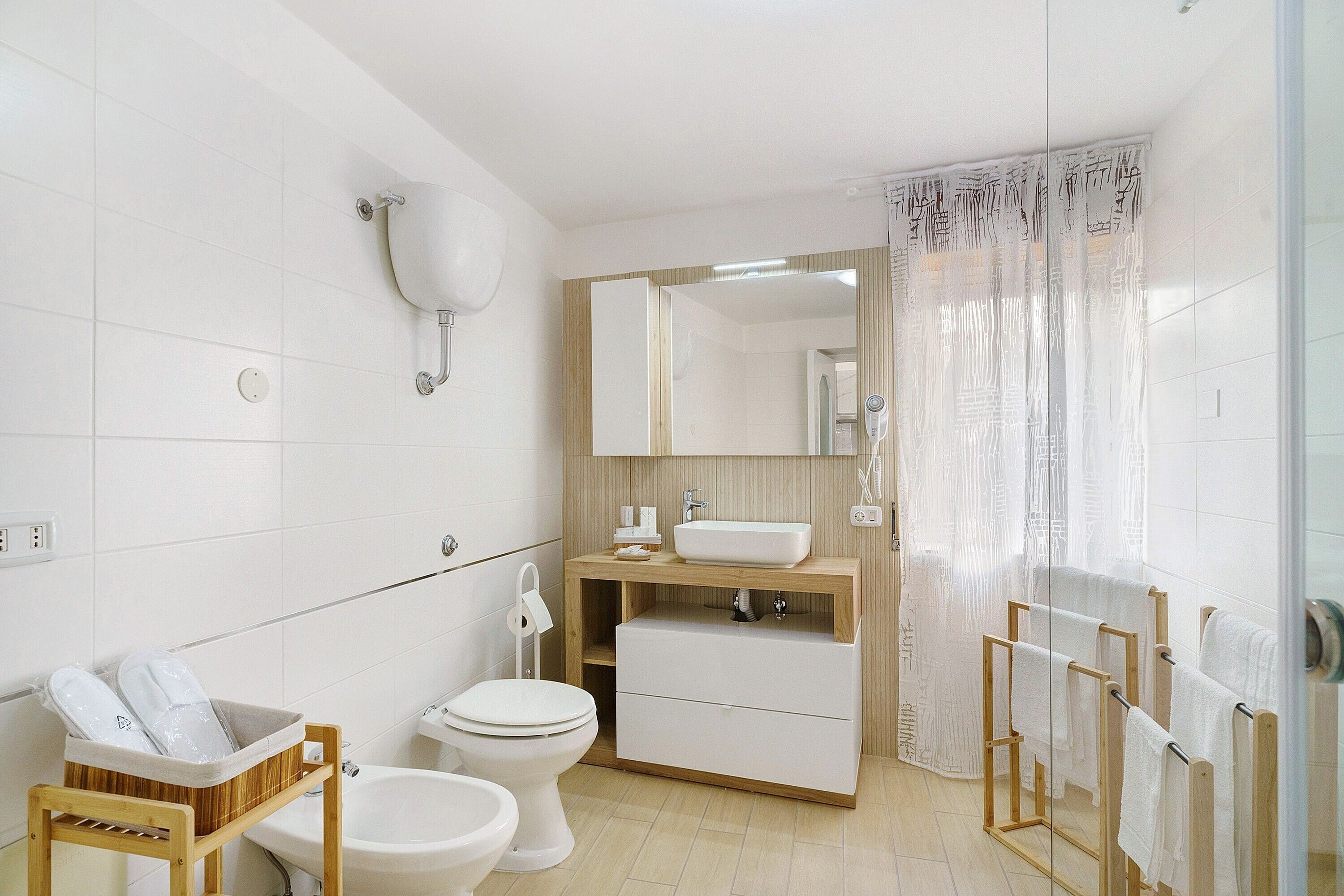Een douche, een haardroger, handdoeken