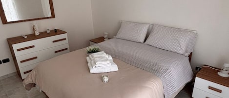 2 bedrooms, iron/ironing board, WiFi, bed sheets