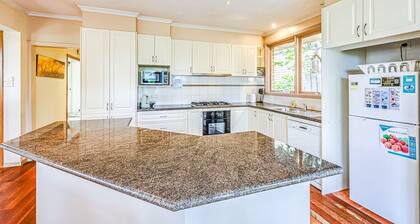 StayAU Comfortable Two-Story w/Pool Table&Backyard