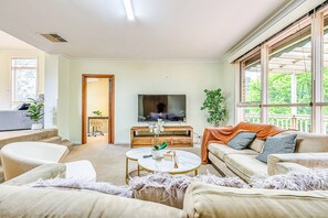 TV - StayAU Comfortable Two-Story w/Pool Table&Backyard (Mont Albert North)