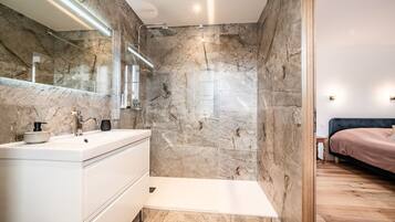Shower, hair dryer, towels