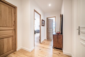 Interior - Room "Hirondelles" with Mountain View and Wi-Fi (Excenevex)