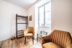 Living area - Room "Hirondelles" with Mountain View and Wi-Fi (Excenevex)
