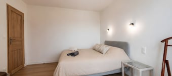 “Chambre Mésange” – Lake View, Private Terrace & Wi-Fi