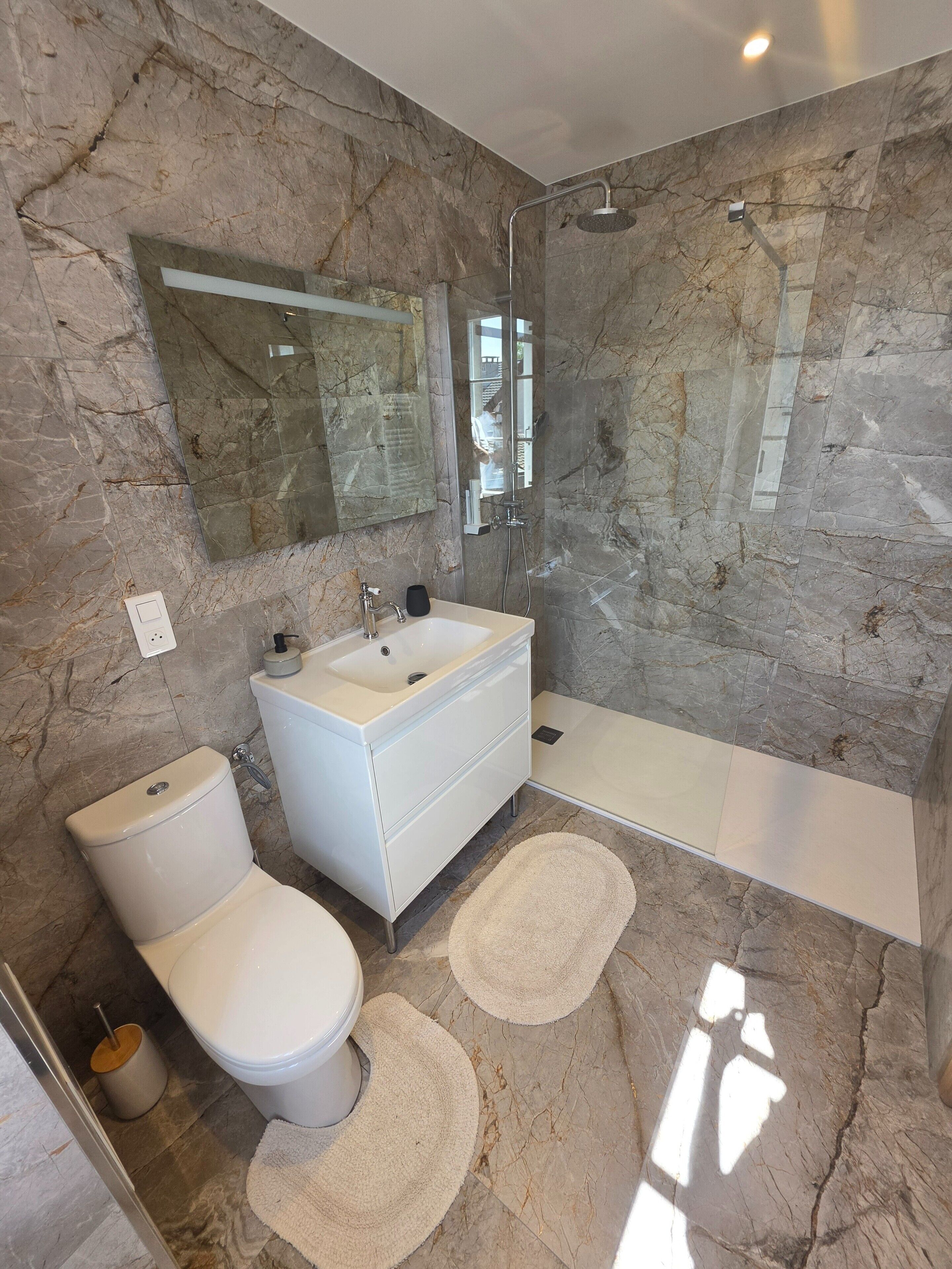 Dusche, Haartrockner, Handtücher