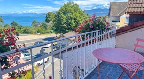 Outdoor dining - “Chambre Mésange” – Lake View, Private Terrace & Wi-Fi (Excenevex)