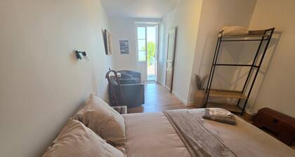 Zimmer „Mésange“ mit Seeblick, privater Terrasse und WLAN