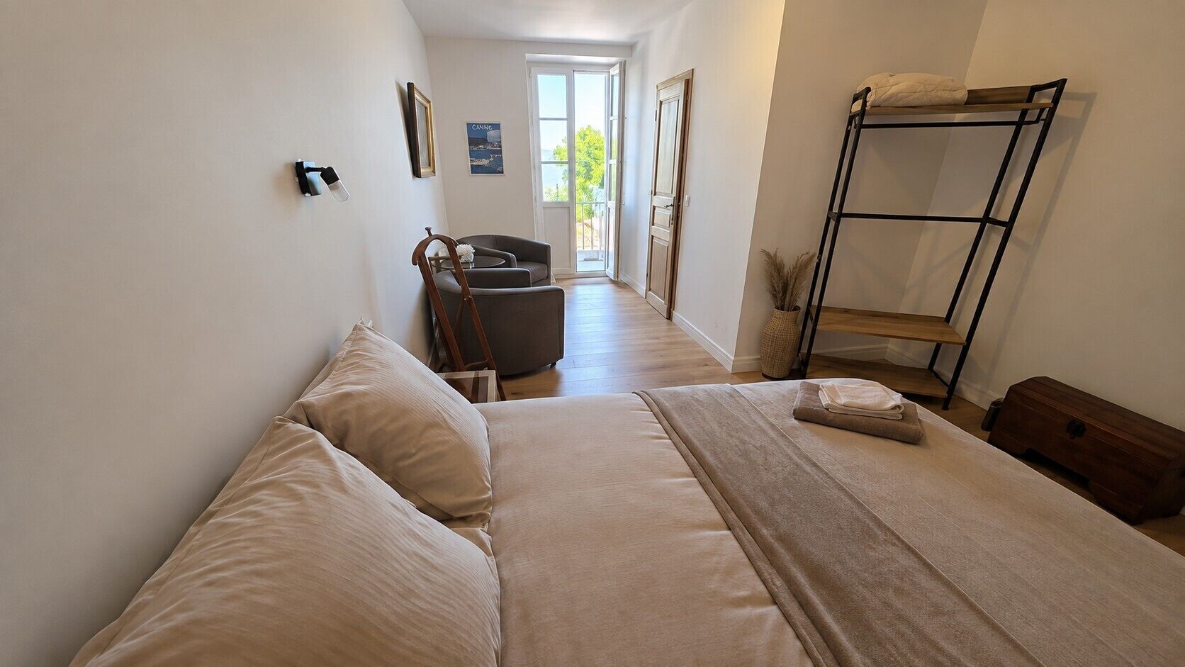Un dormitorio con una cama litera, un escritorio y una silla.