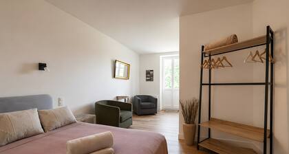 “Chambre Mésange” – Lake View, Private Terrace & Wi-Fi