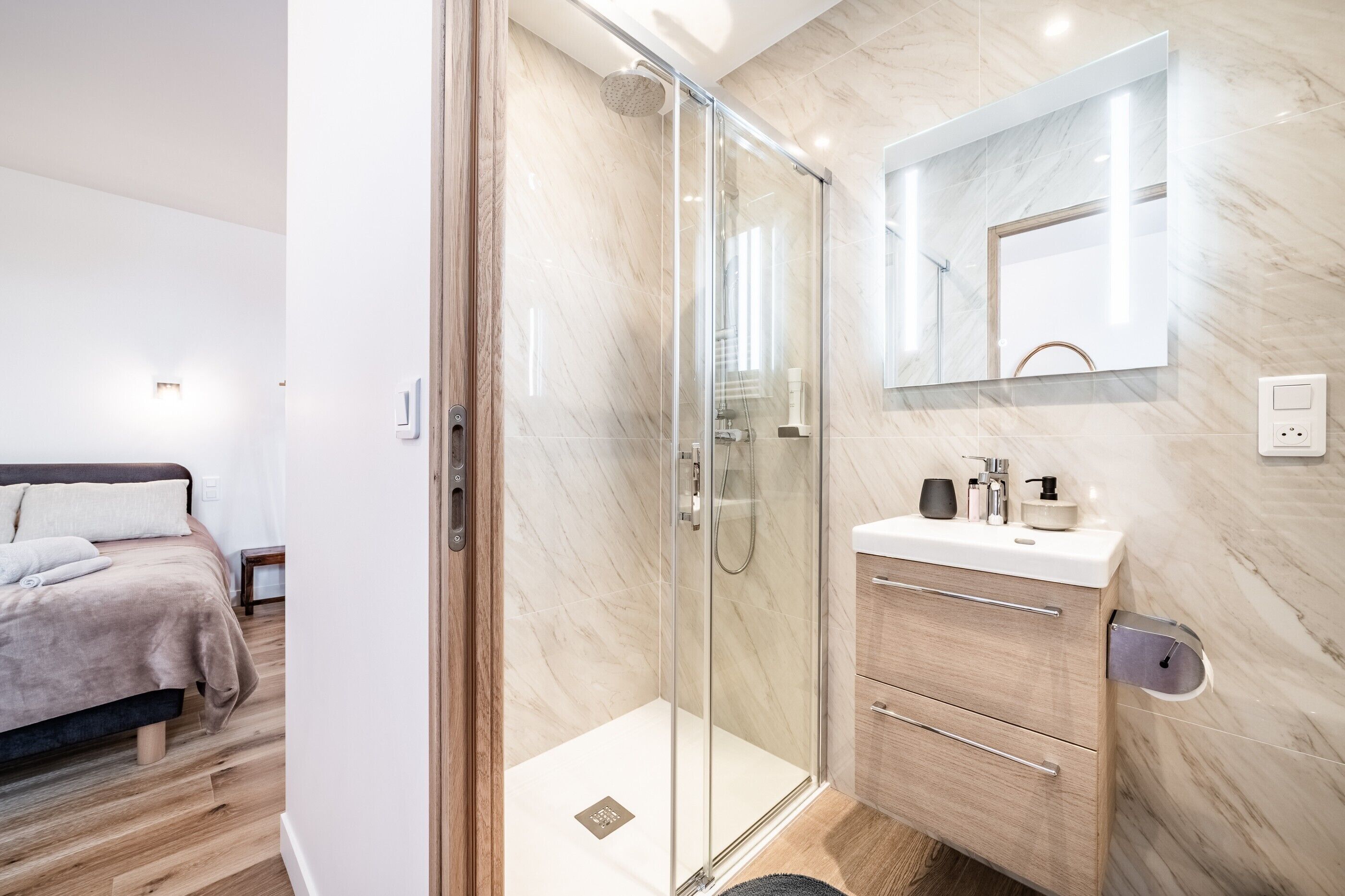 Shower, hair dryer, towels