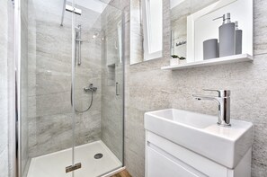 Shower, hair dryer, bidet, towels - Family Villa Korina in Peroj (Peroj)