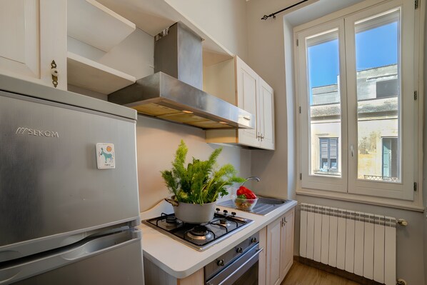 Departamento estándar, varias habitaciones (Archi Home Lecce In Town Centre) | Cocina privada | Refrigerador, microondas, horno y parrilla de estufa 