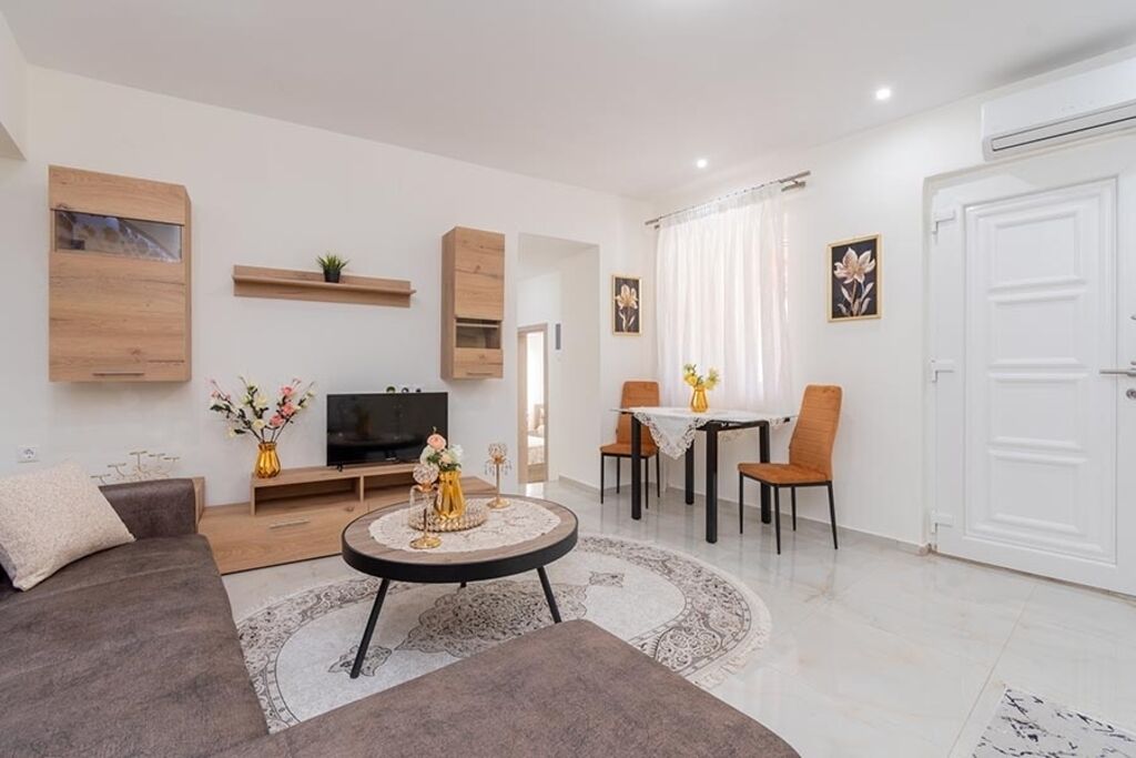 Hus, hageutsikt | Oppholdsområde