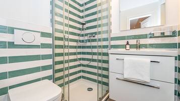 Shower, hair dryer, towels