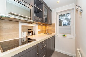 Frigorífico, microondas, placa de cocina y lavavajillas