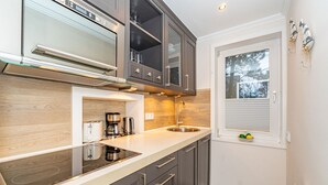 Wasserkocher mit Kaffee-/Teezubehör, Kühlschrank, Mikrowelle, Herdplatte