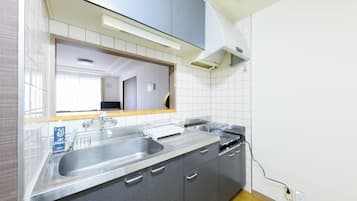 Fridge, microwave, stovetop, cookware/dishes/utensils