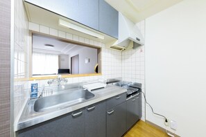 Fridge, microwave, stovetop, cookware/dishes/utensils - 8 minutes by car from Chitose Airport 2 free park / Chitose City Hokkaidō (Chitose City)