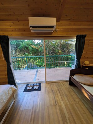 Escritorio, wifi gratis y ropa de cama 