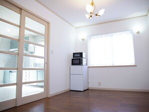 Fridge, microwave, stovetop, cookware/dishes/utensils