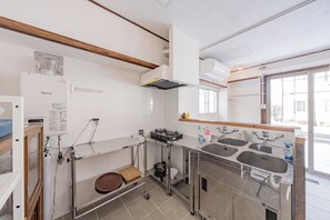 Fridge, microwave, stovetop, cookware/dishes/utensils - Reserve the whole building Near Daisanzaka | A re / Hakodate City Hokkaidō (Hakodate City)