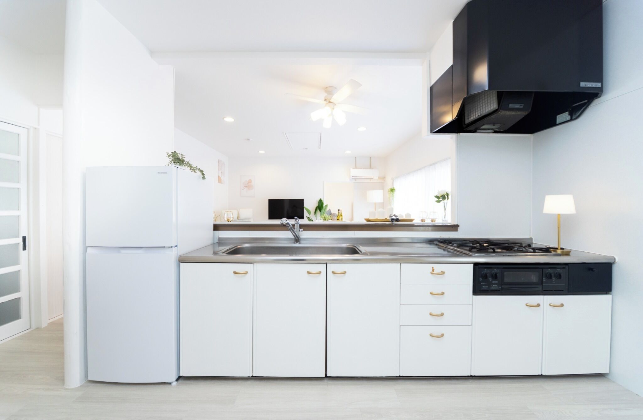 Fridge, microwave, stovetop, cookware/dishes/utensils
