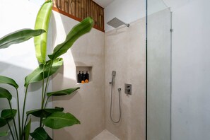 Basic Villa | Bathroom - Villa Diana 4 (Tabanan)