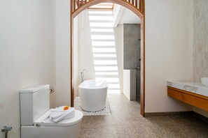Basic Villa | Bathroom - Villa Luna by Elysian (Kerobokan)