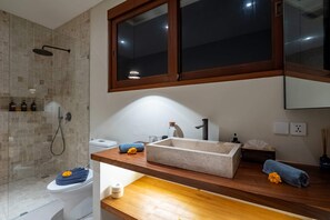 Basic House | Bathroom - Villa Solaluna (Tabanan)