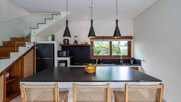 Basic House | Private kitchen | Fridge, microwave, stovetop, electric kettle