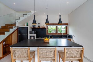 Basic House | Private kitchen | Fridge, microwave, stovetop, electric kettle - Villa Solaluna (Tabanan)