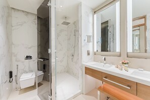 Appartamento Luxury, 3 camere da letto, aria condizionata, vista città | Bagno | Combinazione doccia/vasca, soffione a pioggia, set di cortesia gratuito