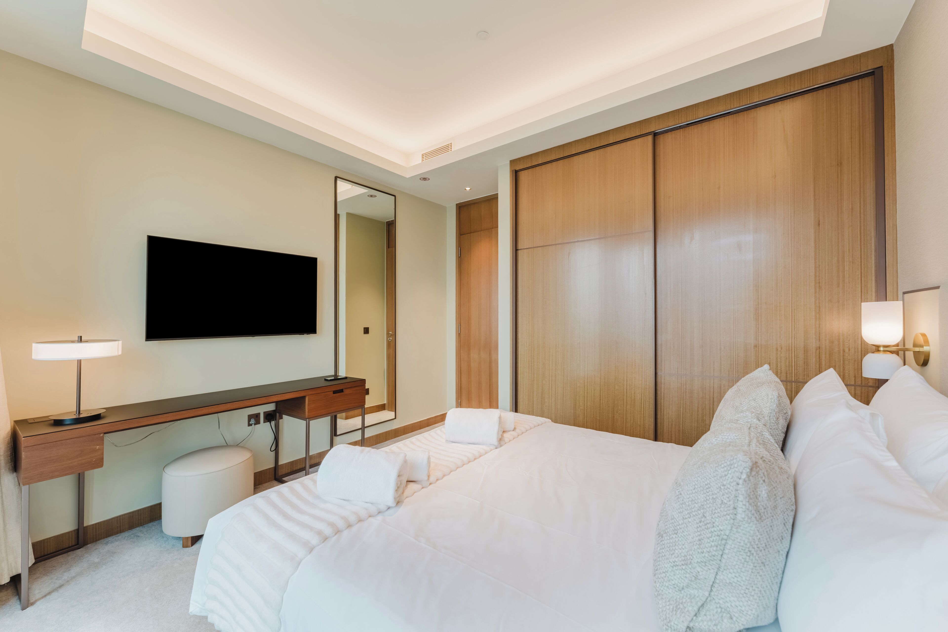 Apartamento de lujo, 3 habitaciones, Aire acondicionado, vistas a la ciudad | Caja fuerte, decoración individual, mobiliario individual y escritorio