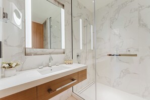 Luxury Apartment, 3 Bedrooms, Air conditioning, City View | Bathroom - PVH - Address Opera 3BR (Dubai)