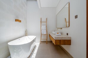 Basic Villa | Bathroom - Villa Numa by Elysian (Kerobokan)