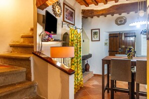 Interior - Country House 'La Casa Del Pino' with Mountain View, Private Garden and Wi-Fi (Tatti)