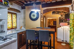 Fridge, oven, stovetop, coffee/tea maker - Country House 'La Casa Del Pino' with Mountain View, Private Garden and Wi-Fi (Tatti)