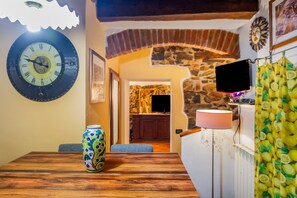 Interior - Country House 'La Casa Del Pino' with Mountain View, Private Garden and Wi-Fi (Tatti)