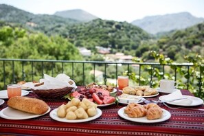 Outdoor dining - Aposperitis Villas (Mylopotamos)